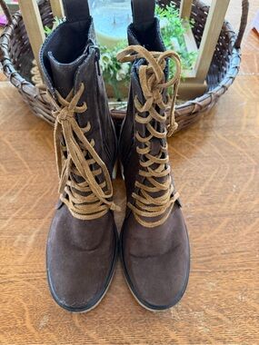 Source Unknown Dark Brown Suede Lace-Up Ankle Boots with Tan Laces
